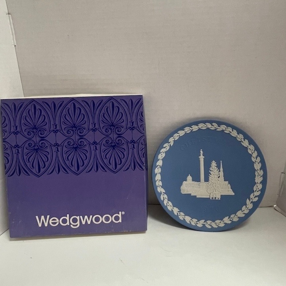 Wedgwood Jasperware 1970 Christmas Plate Trafalgar Square‎ Blue White 8 Inch Box
